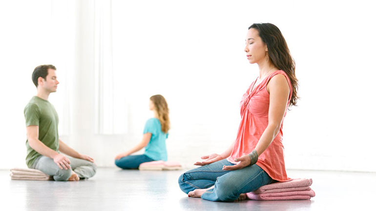 three-people-meditating